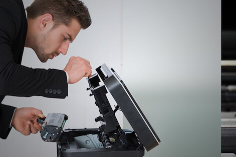 Homem arrumando impressora