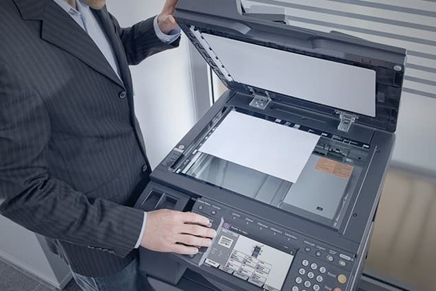 Homem digitalizando documento